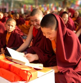 los monjes jovenes que lean en los nuevos libros del dharma proporcionaron durante la ceremonia de la paz mundial
		