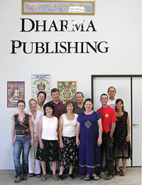 Bro von Dharma Publishing mit einer Gruppe Freiwilliger
		