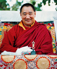Foto des tibetischen Lamas Tarthang Tulku beim Nyingma Monlam Chenmo
			